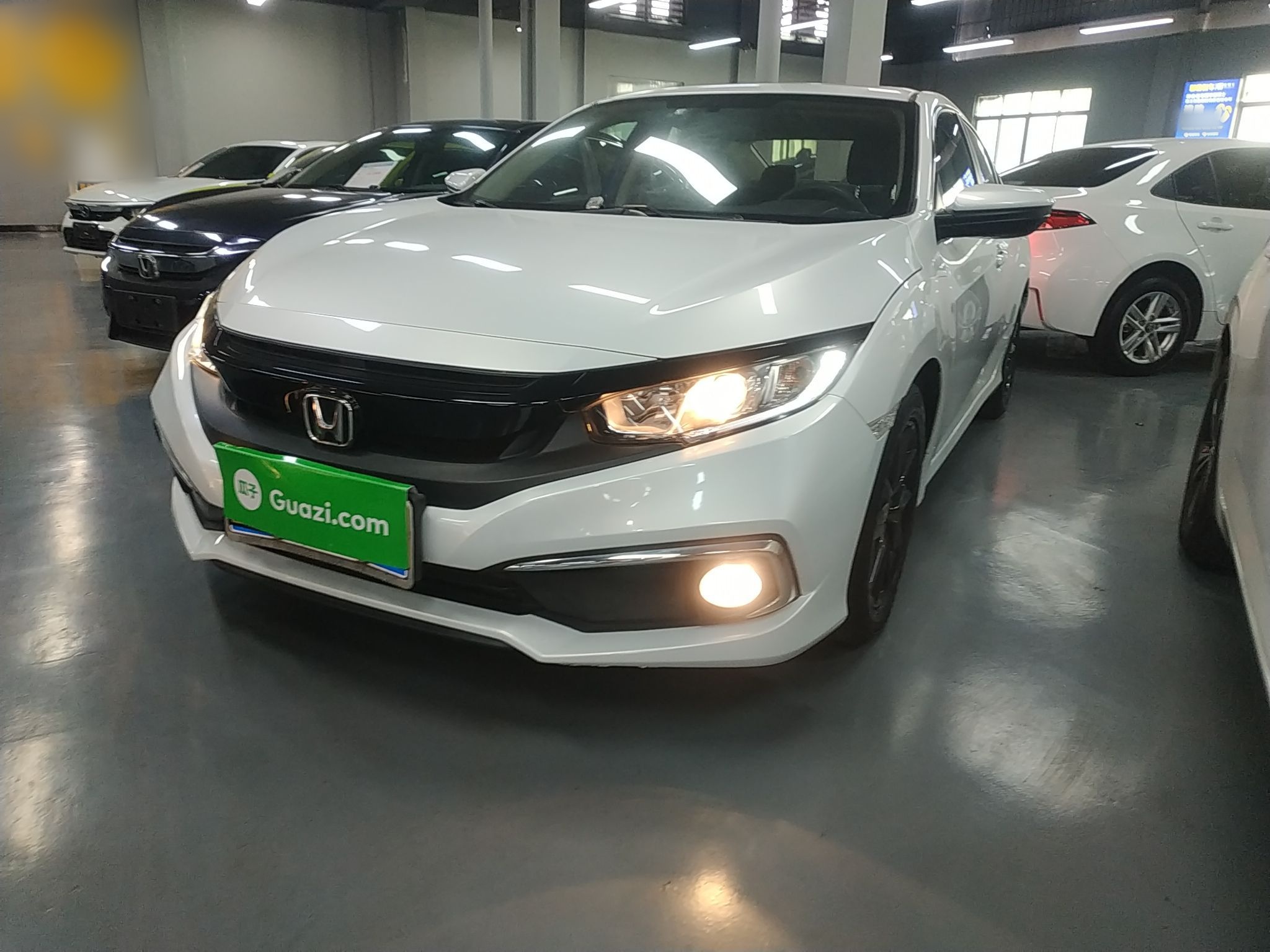 Под передней частью автомобиля