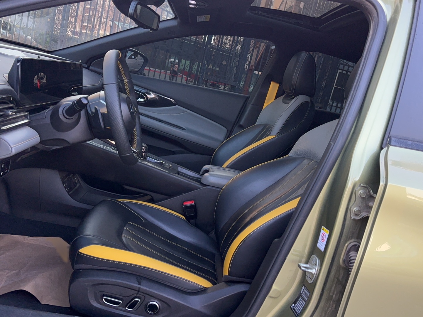 المقاعد الأمامية داخل السيارة