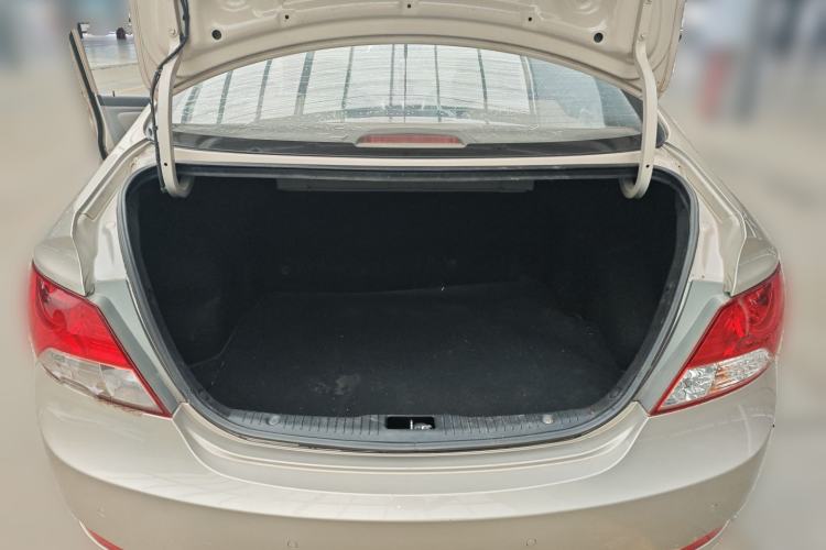 Used Hyundai Verna (older generation) 2010 Sedan 1.4L Manual Comfort GS Trunk