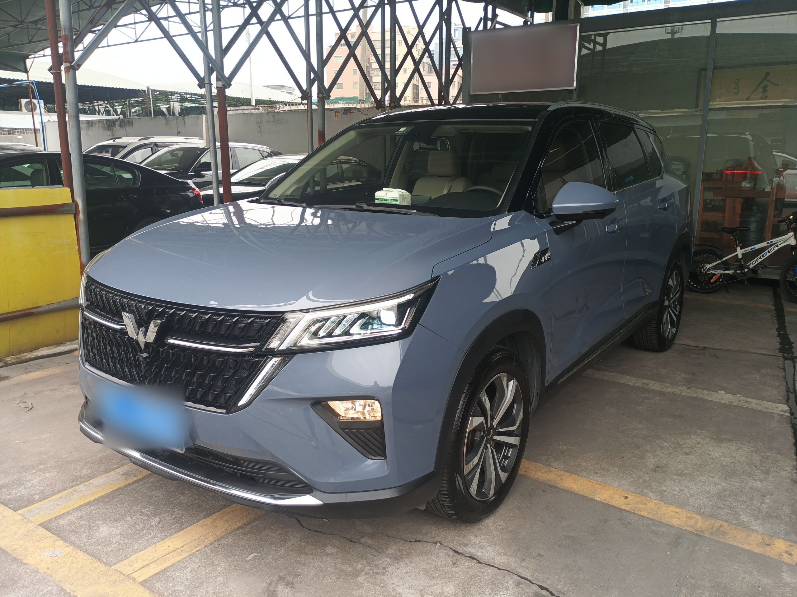 تحت مقدمة السيارة