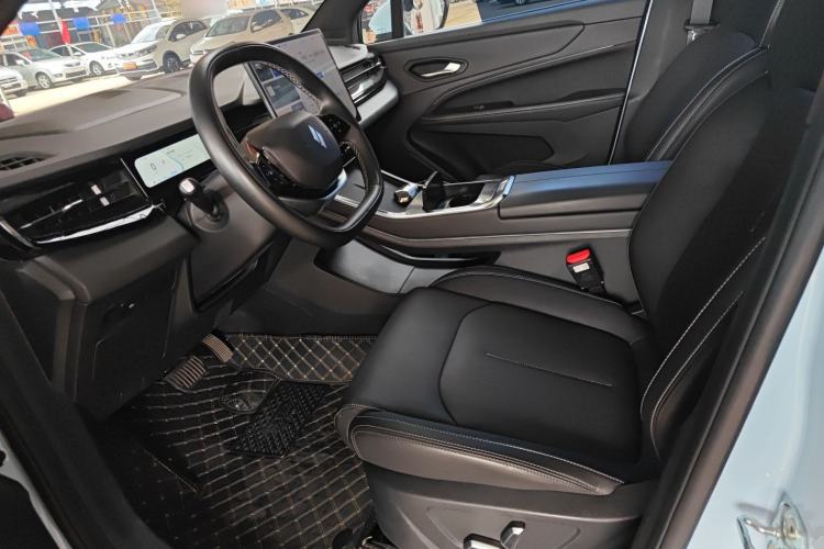 Used Livan 7 2023 450 km – Chasing Clouds Left Front Seat