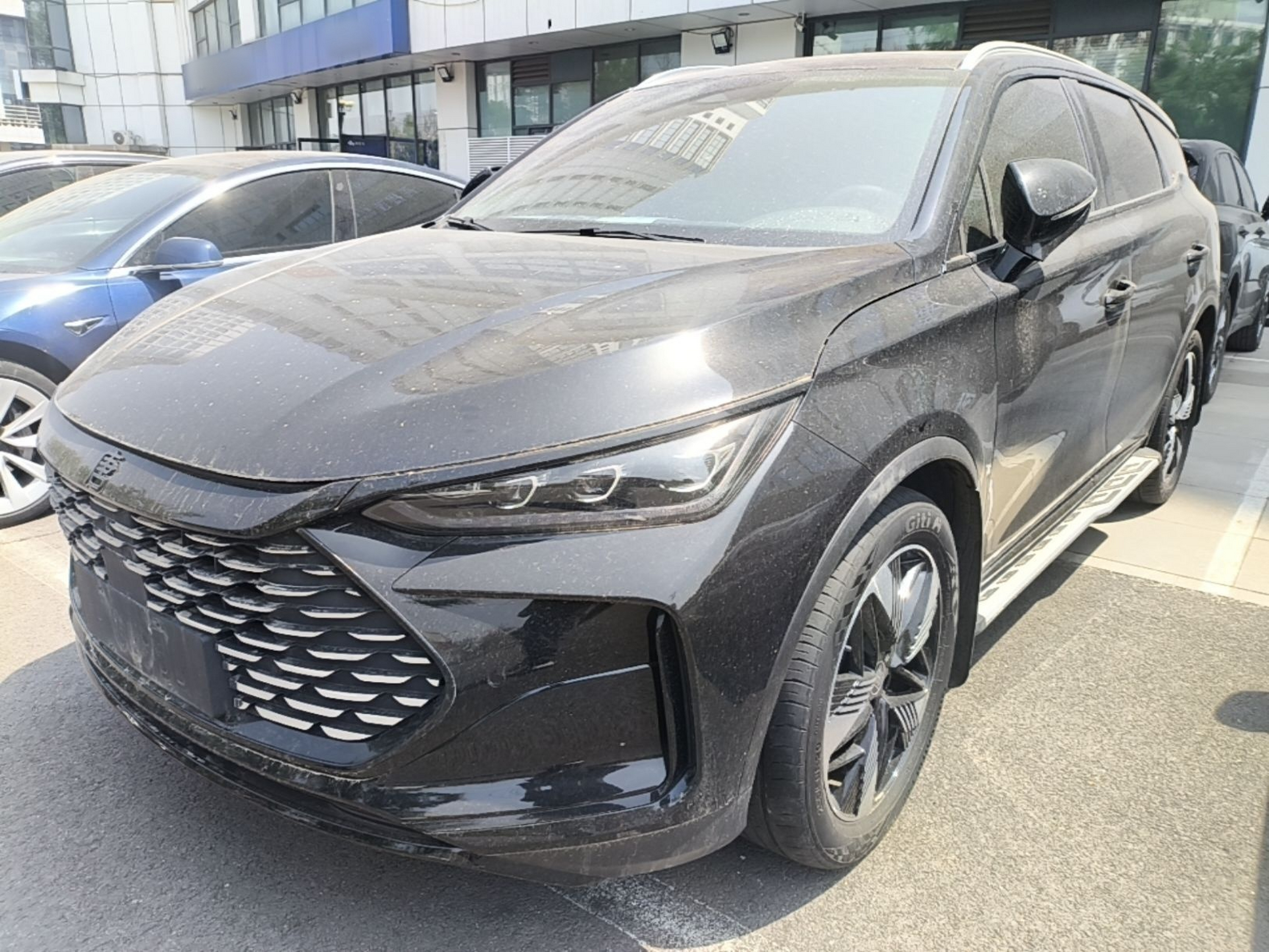 Под передней частью автомобиля