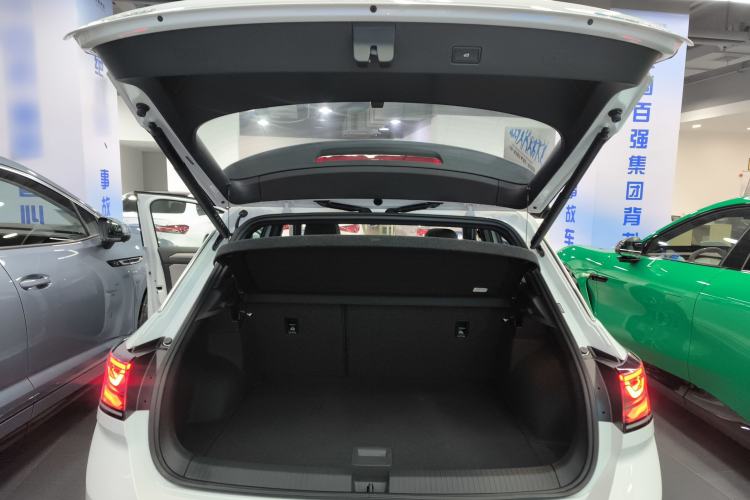 Used Volkswagen T-ROC 2025 Facelifted 300TSI DSG Two-Wheel-Drive Chen Guang Edition Trunk