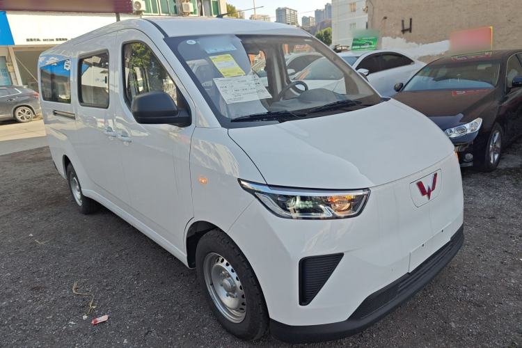 Used Wuling Yangguang 2024 300KM Comfort Version Passenger Van 75kW
