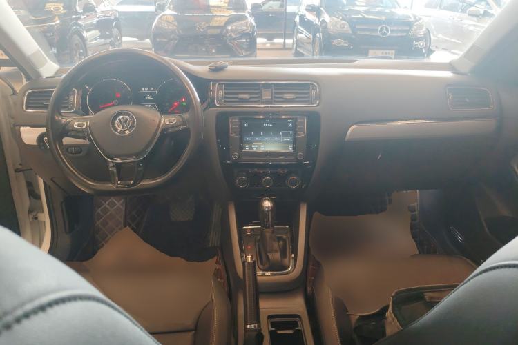 Used Volkswagen Sagitar 2017 230TSI Automatic Comfort Version
