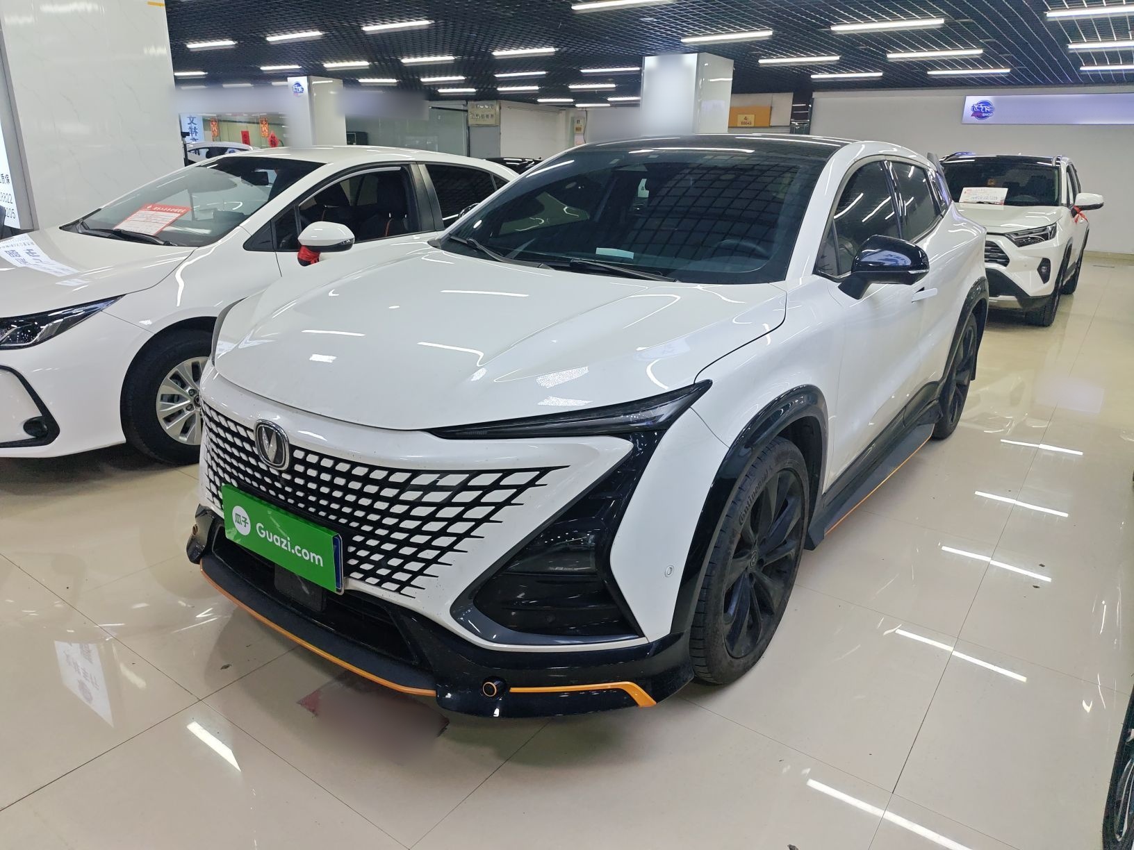 Под передней частью автомобиля