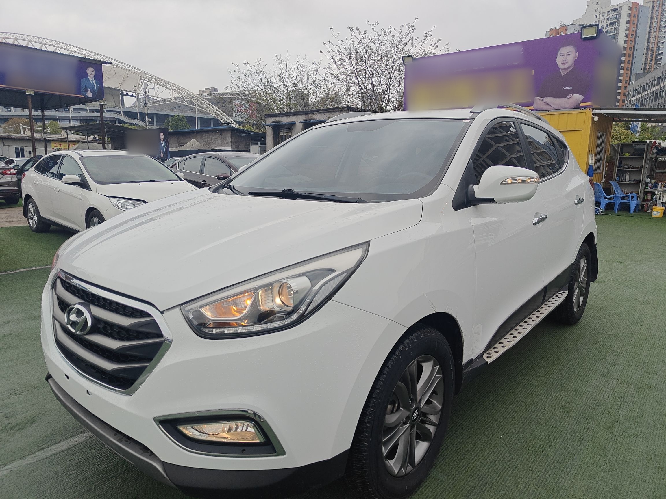 Под передней частью автомобиля