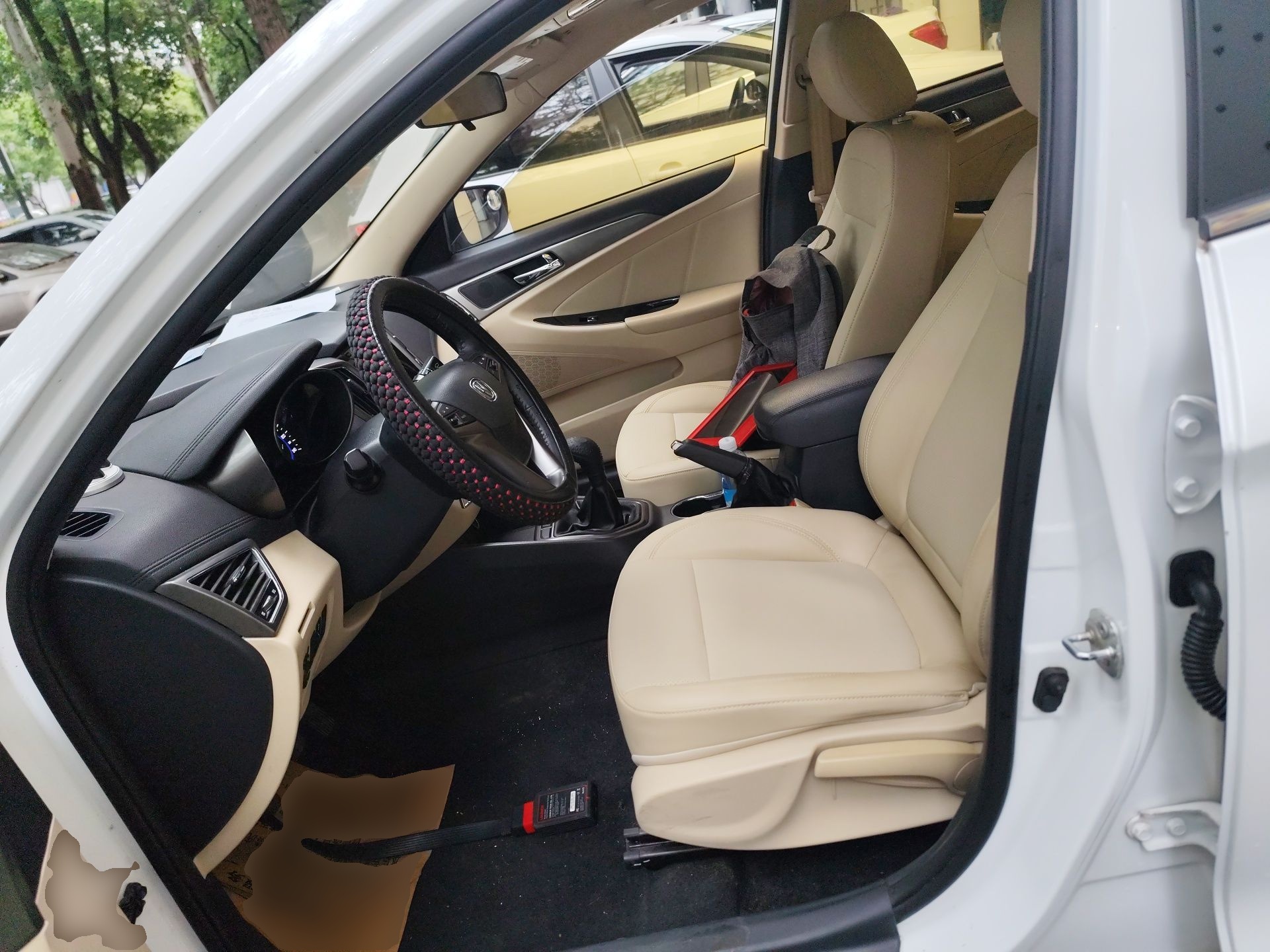 Переднее сиденье в автомобиле