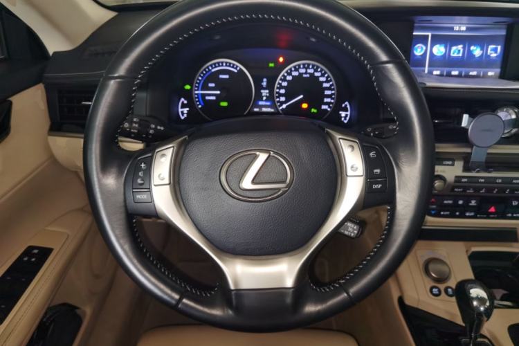 Used Lexus ES 2013 300h Elite Edition
