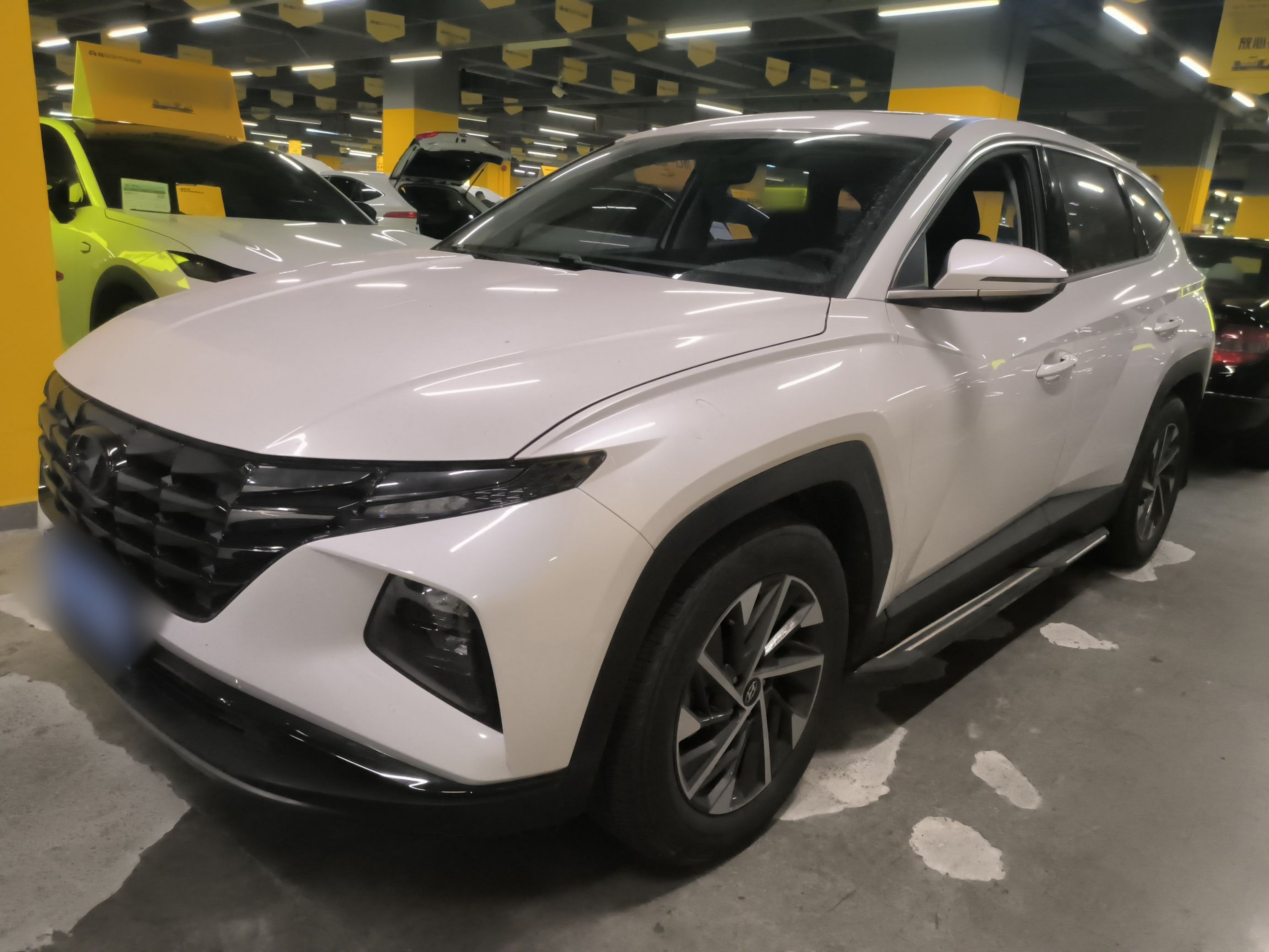 Под передней частью автомобиля