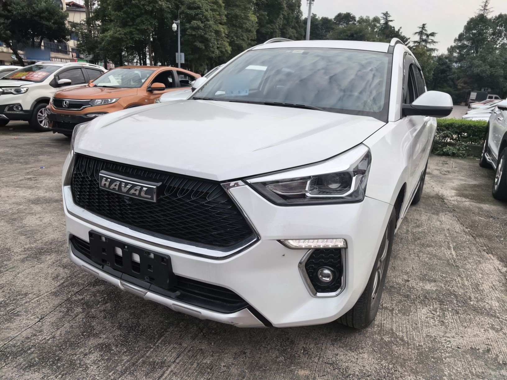 Под передней частью автомобиля