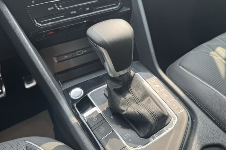 Used Volkswagen Tiguan L 2022 330TSI Automatic Two-Wheel Drive R-Line Enhanced Edition Interior 5