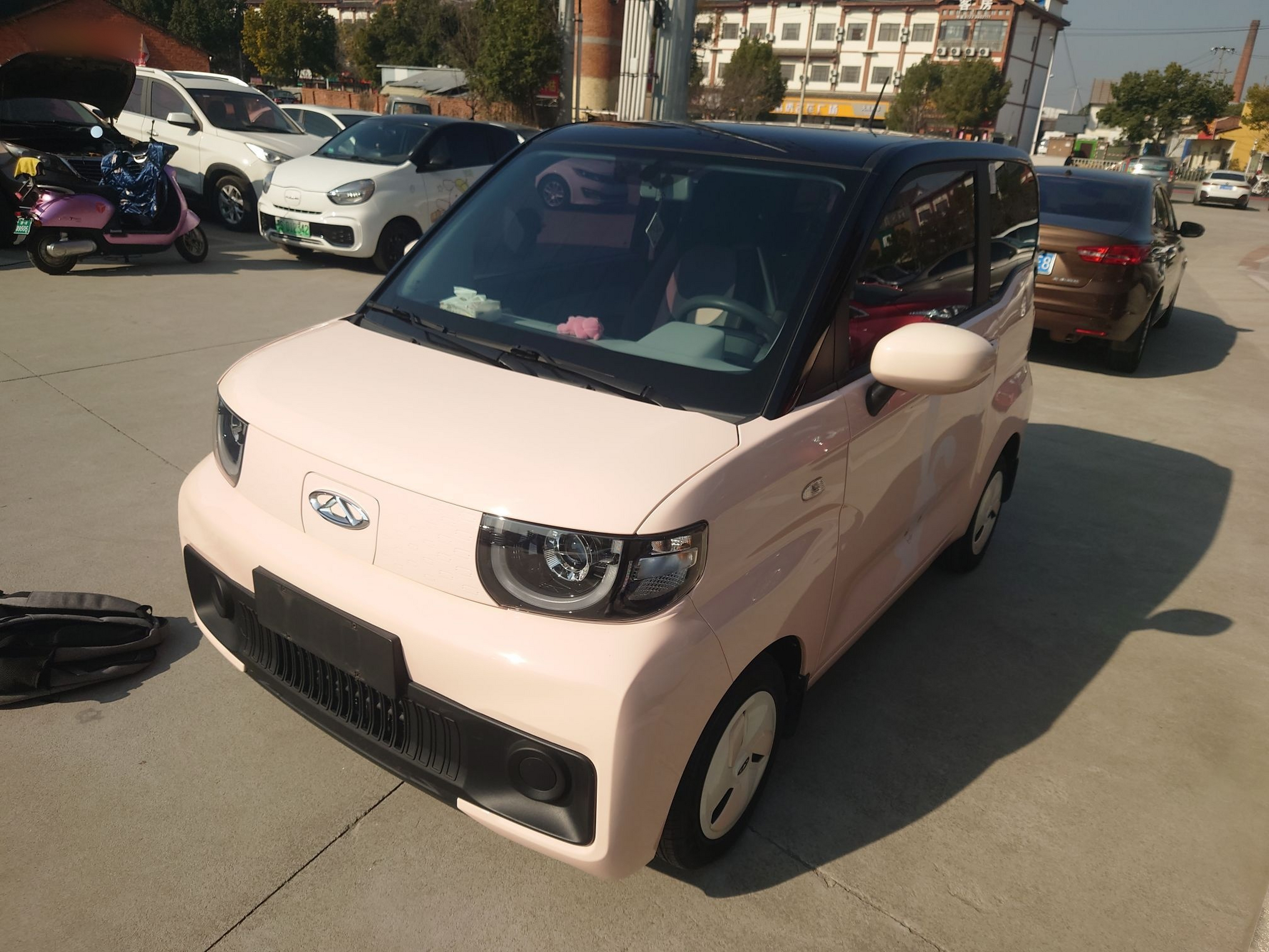 تحت مقدمة السيارة