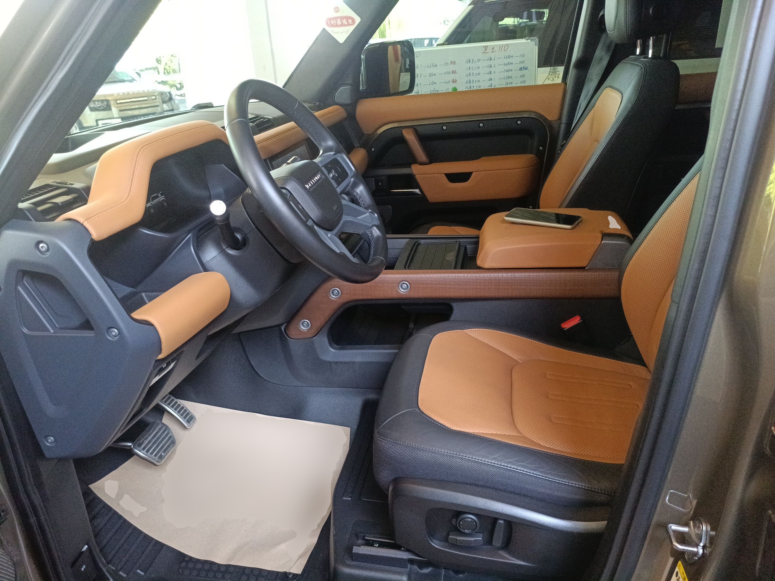 المقاعد الأمامية داخل السيارة