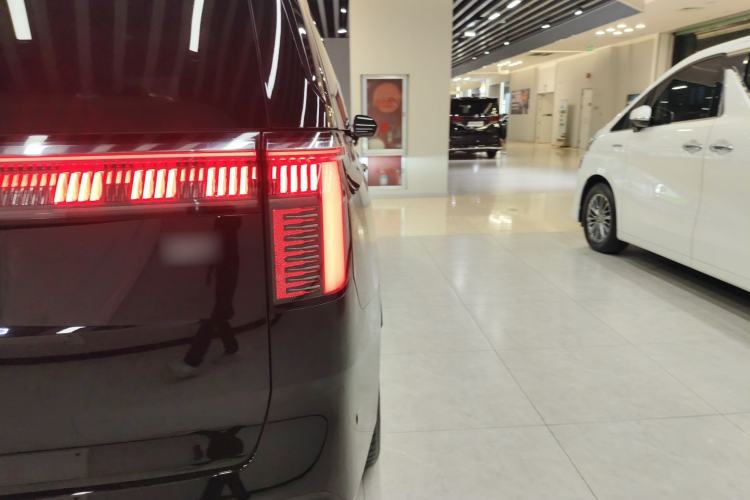 Used Zeekr 009 2024 Six-Seat Executive Version 4WD 108 kWh Exterior 3