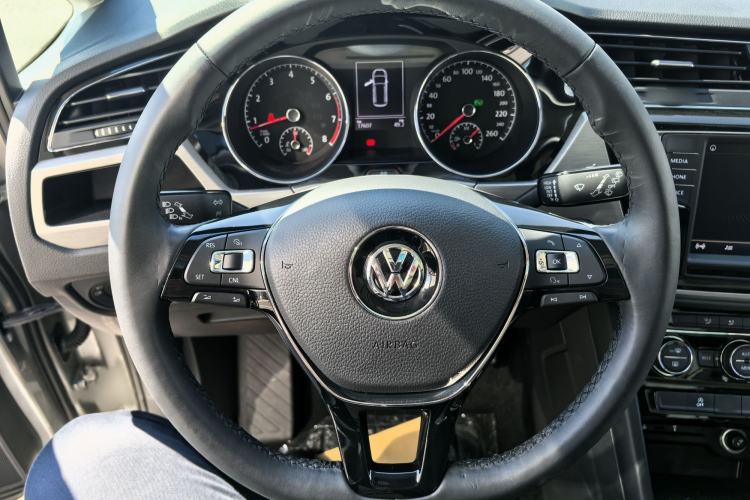 Used Volkswagen Touran 2018 Volkswagen Touran L 280TSI DSG Boundary Edition 7 Seats China VI Standard Steering Wheel