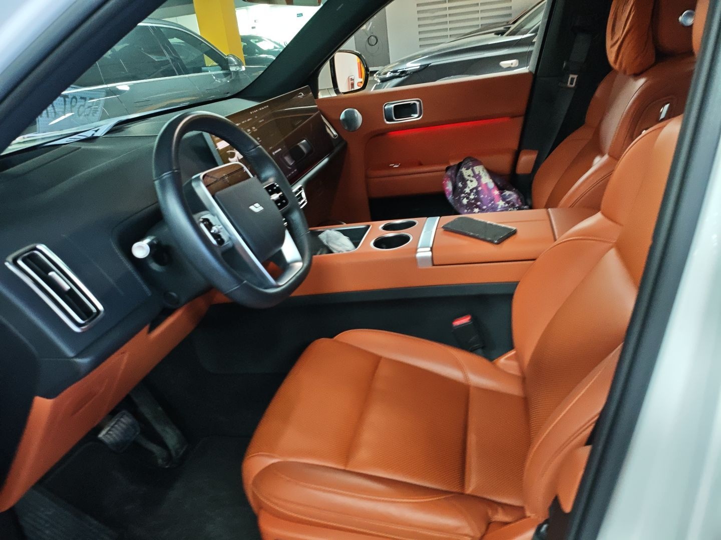 المقاعد الأمامية داخل السيارة