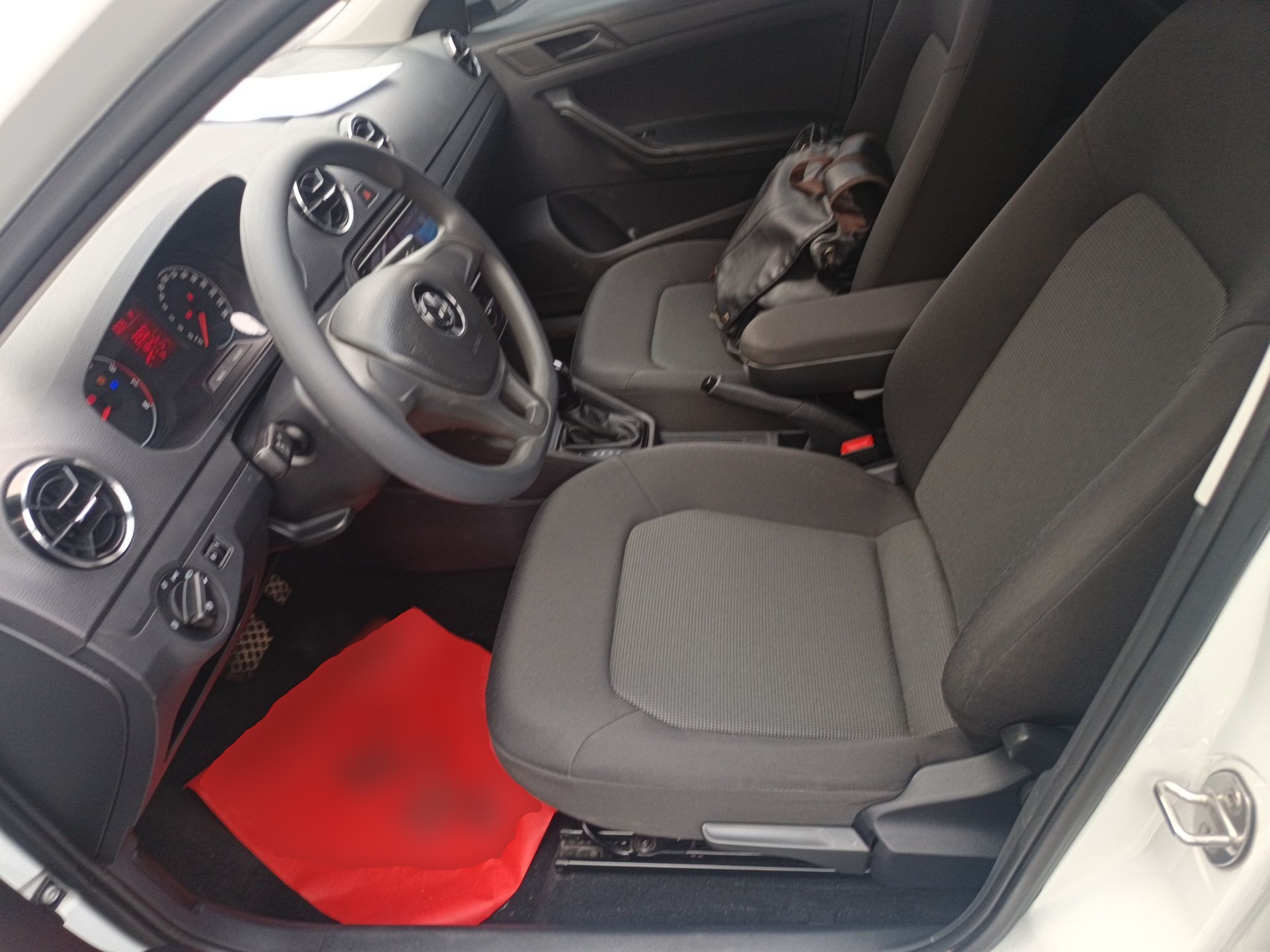 Переднее сиденье в автомобиле