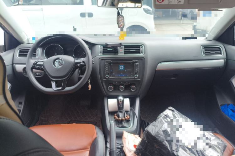 Used Volkswagen Sagitar 2015 1.6L Automatic Fashion Model Center Console