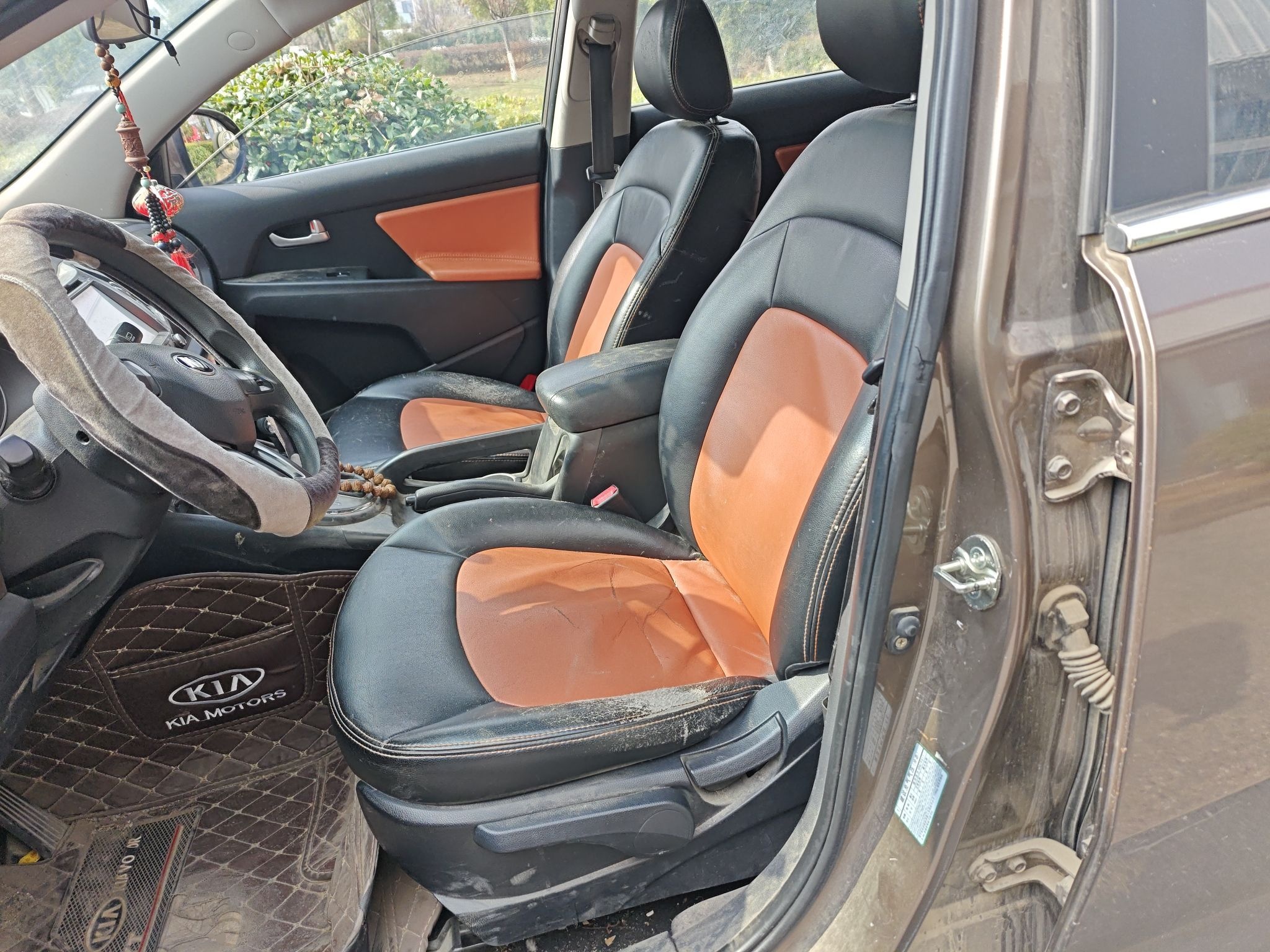 Переднее сиденье в автомобиле