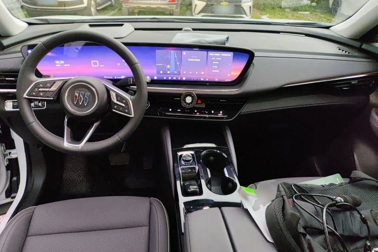 Used Buick Envision 2026 Model Equinox Plus 28T Two-Wheel-Drive Platinum Edition Center Console