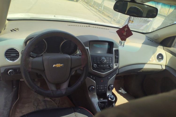 Used Chevrolet Cruze 2015 1.5L Classic SE MT Center Console