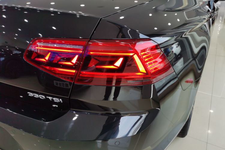 Used Volkswagen Magotan 2020 330TSI DSG Luxury Edition Right Rear Taillight