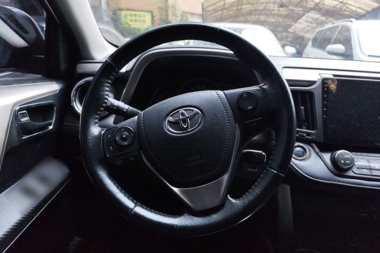 Used Toyota RAV4 2015 2.5L Automatic 4x4 Elite Edition Steering Wheel