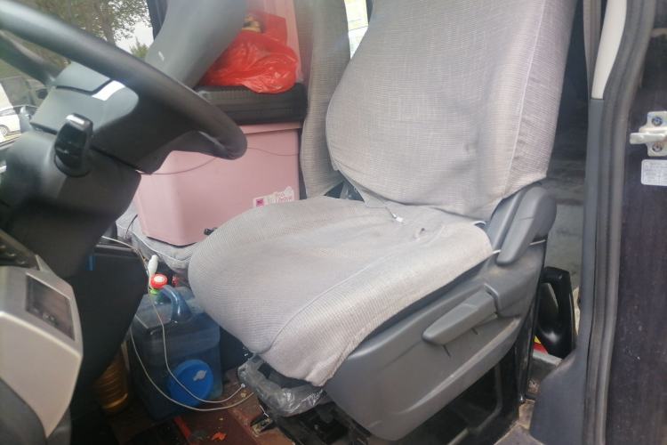 Used Dongfeng Yufeng 2023 V9+ 2.0T Manual Front-Wheel-Drive Multi-Function Mid-Roof Van with 7/8/9 Seats Left Front Seat