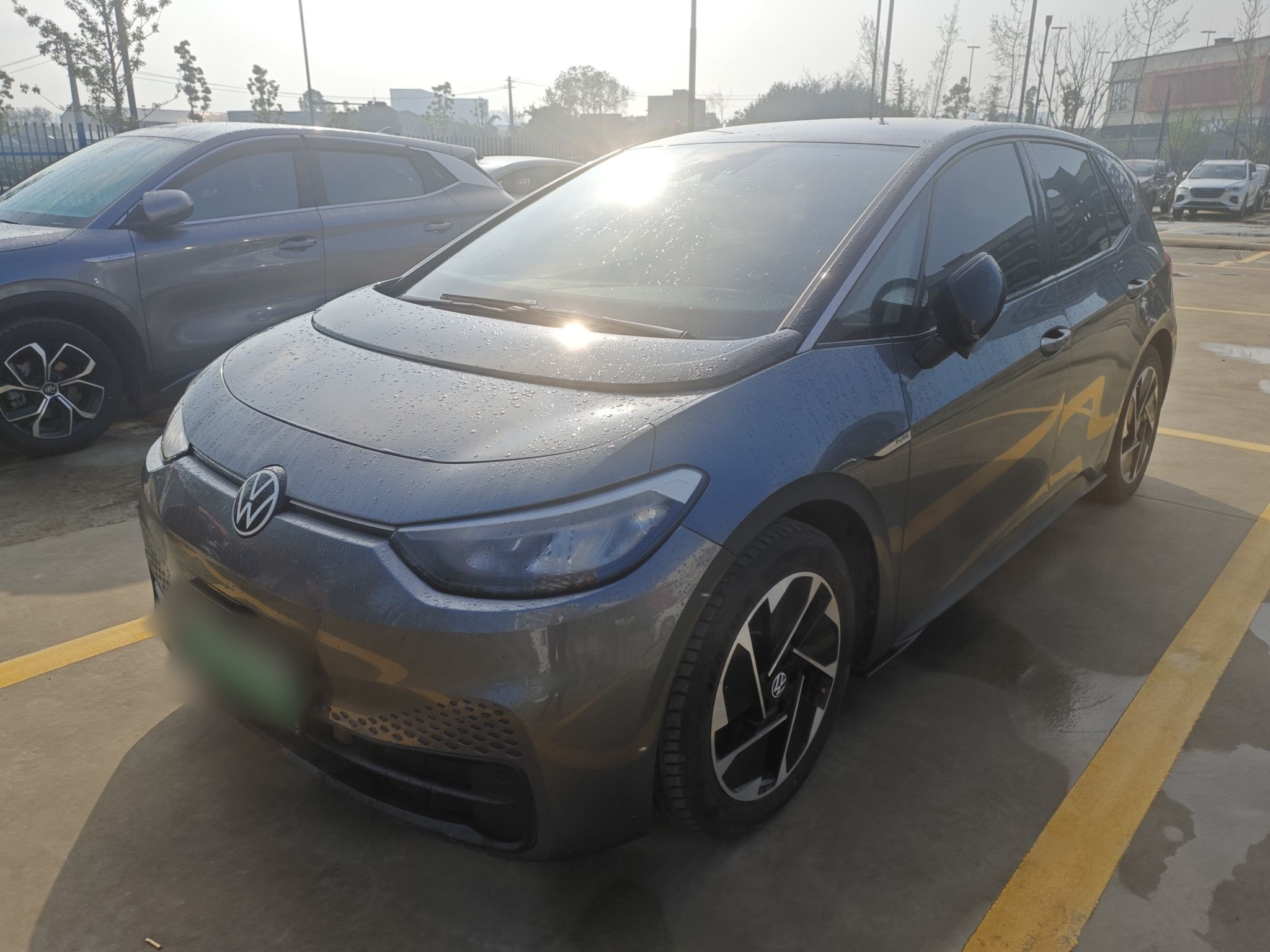 Под передней частью автомобиля