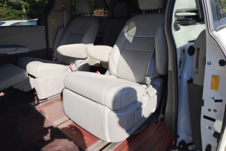 Used Toyota SIENNA 2011 3.5L 4x4 Automatic
