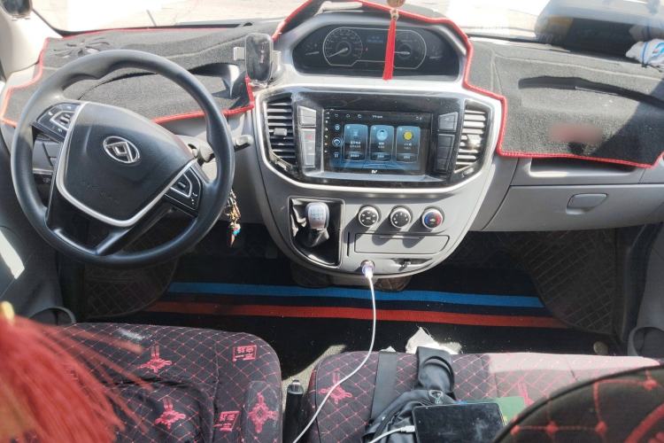 Used SAIC MAXUS Xintu V80 2021 2.0T Manual Classic Aoyuntong Long Wheelbase Mid-Roof 6/7/8/9-Seater Center Console