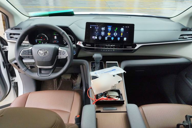 Used Toyota SIENNA 2023 2.5L Hybrid Comfort Edition Center Console