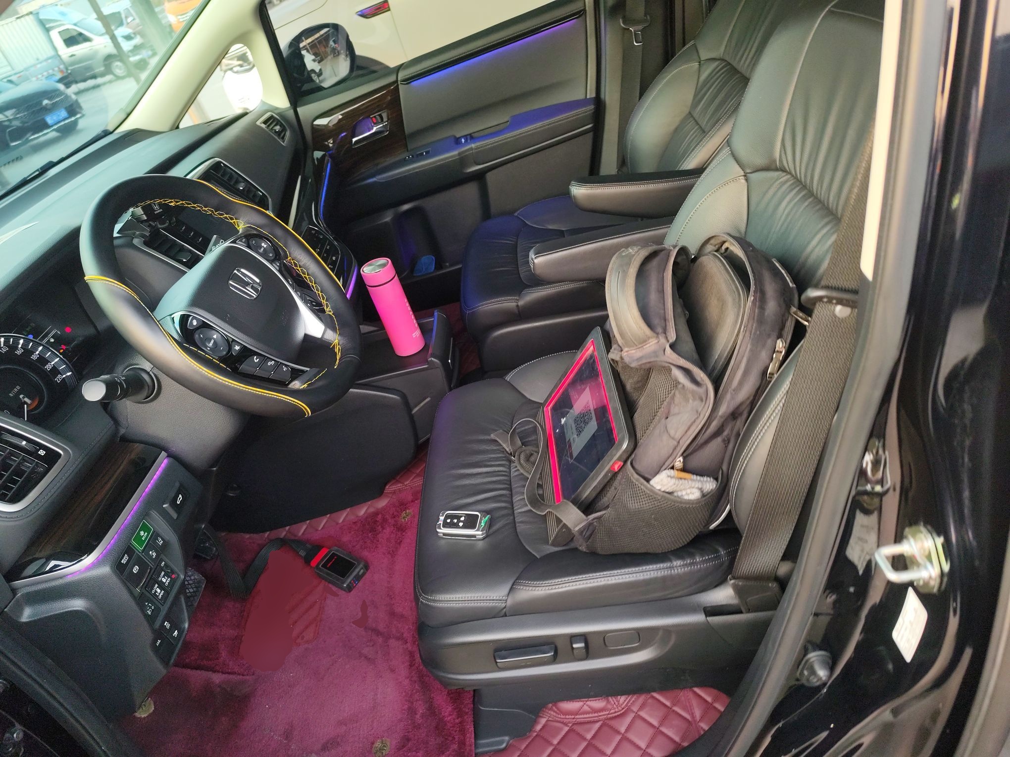 المقاعد الأمامية داخل السيارة