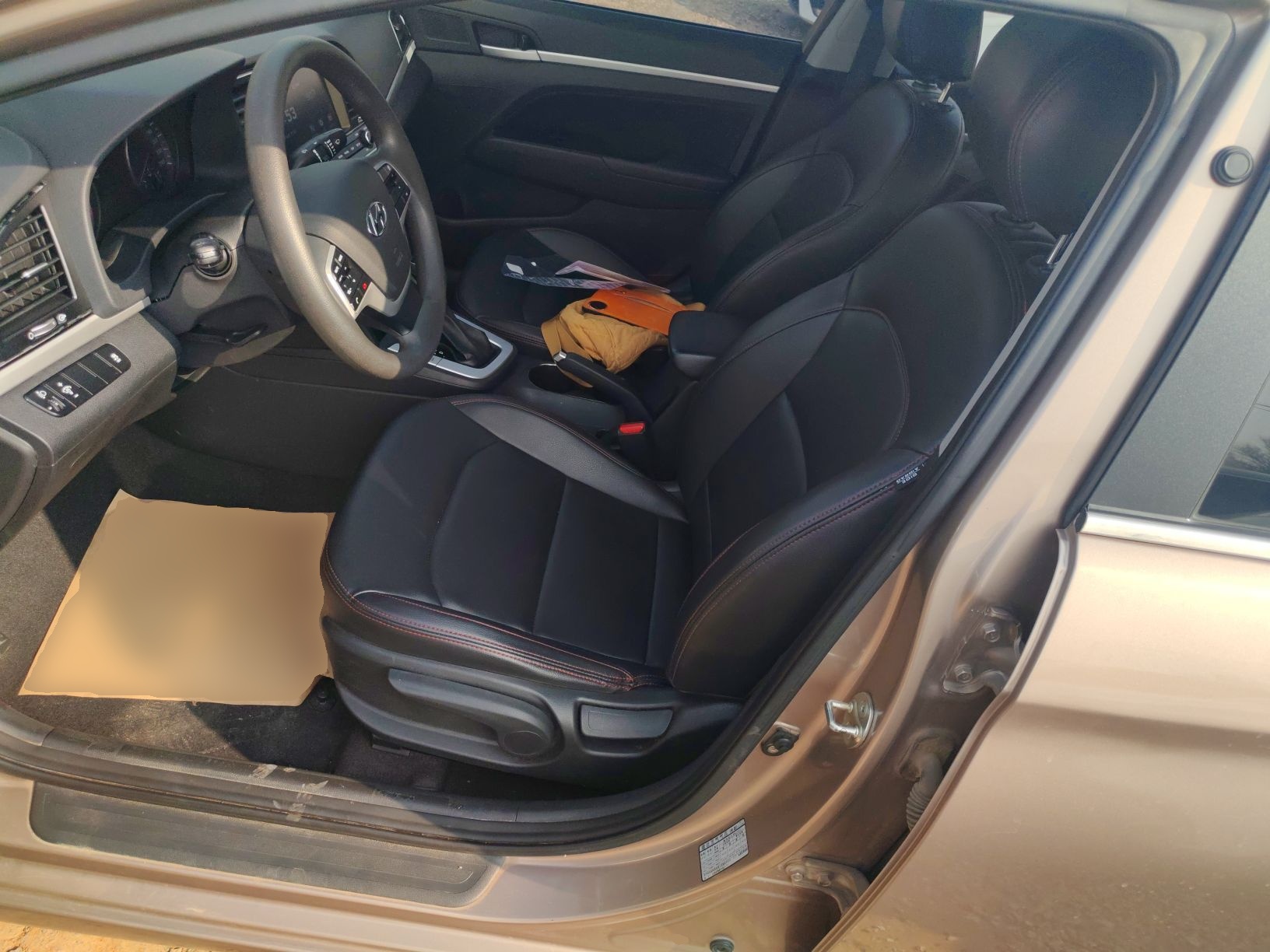 المقاعد الأمامية داخل السيارة