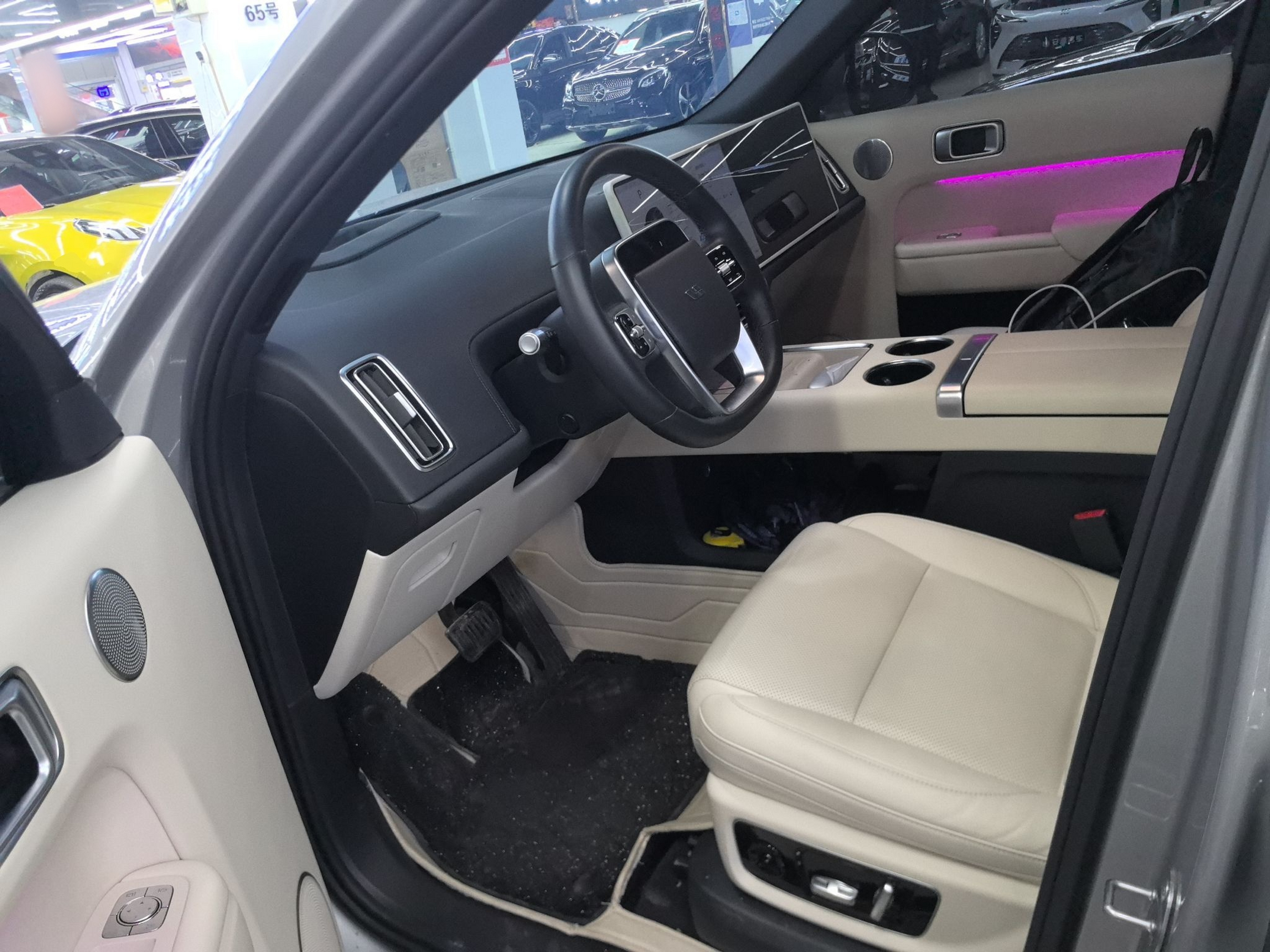 المقاعد الأمامية داخل السيارة