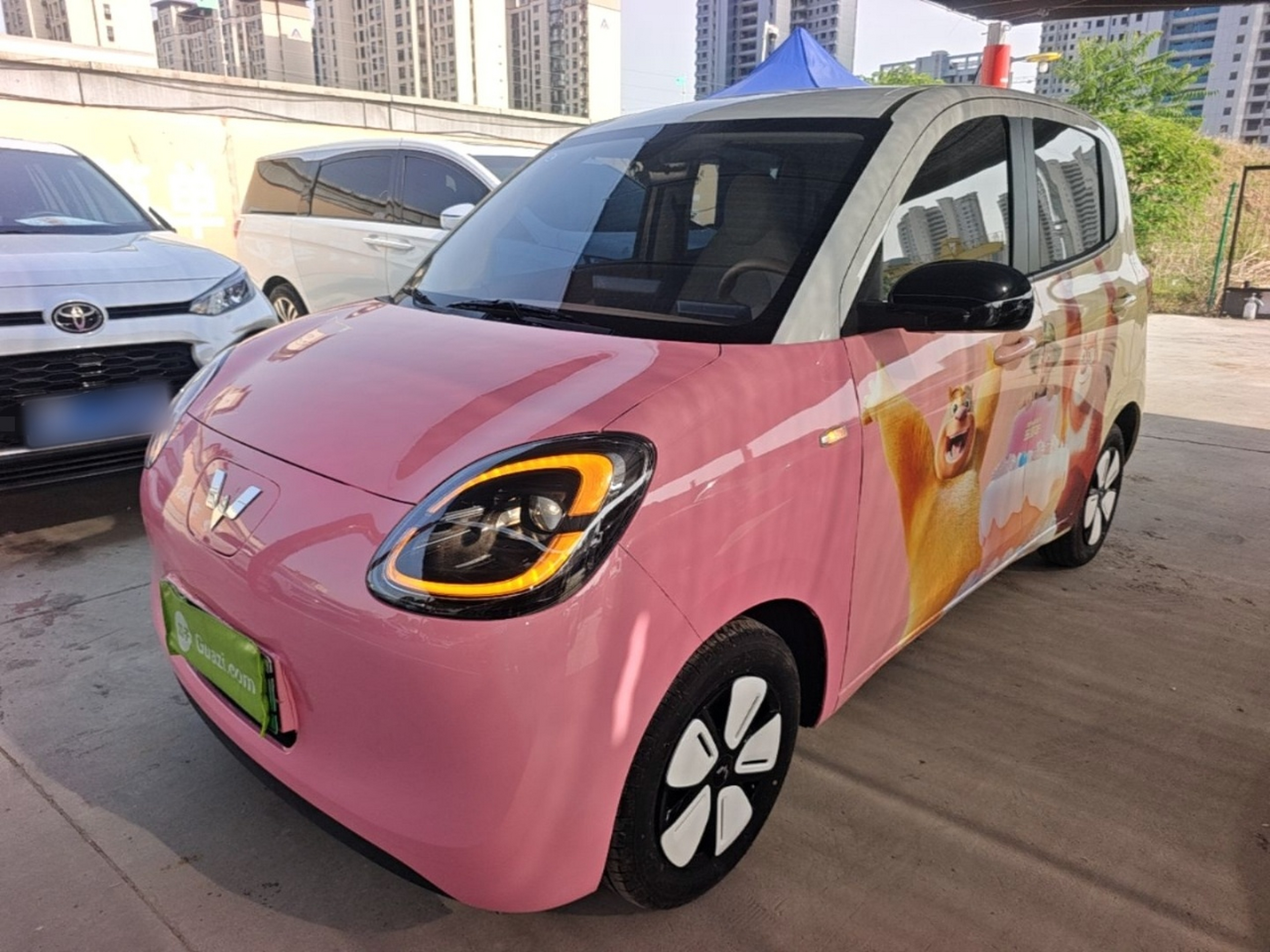 Под передней частью автомобиля