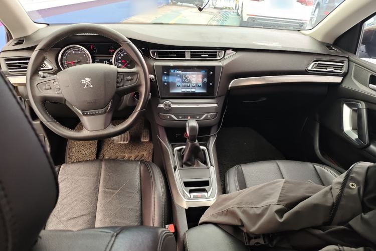 Used Peugeot 408 2014 1.8L Automatic Luxury Edition Center Console