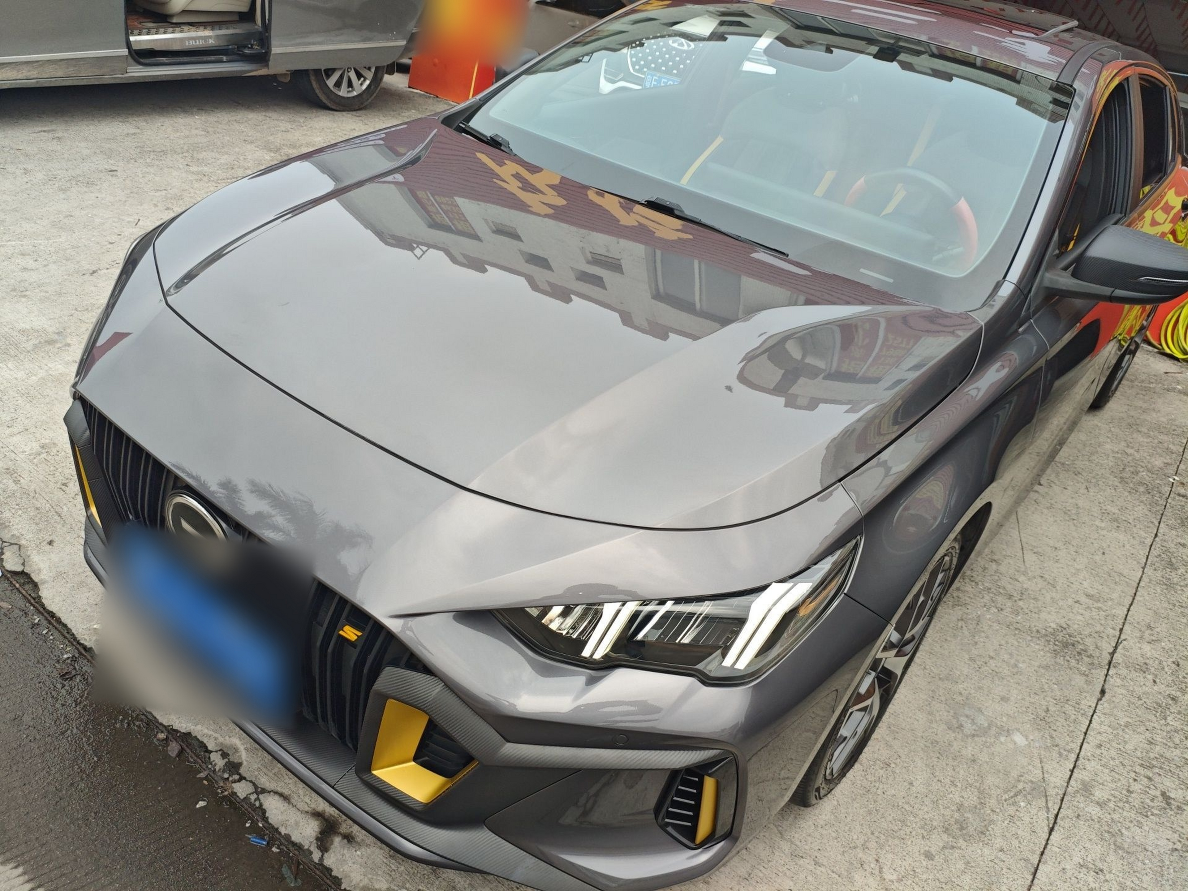 Под передней частью автомобиля