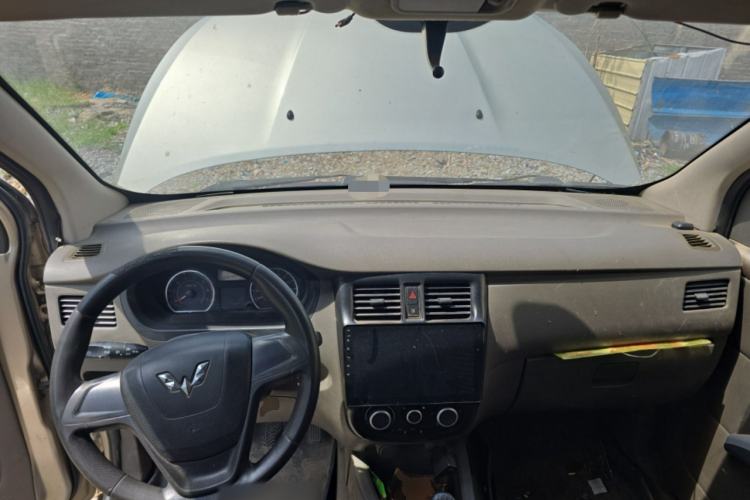 Used Wuling Rongguang V 2015 1.2L Base Version Center Console
