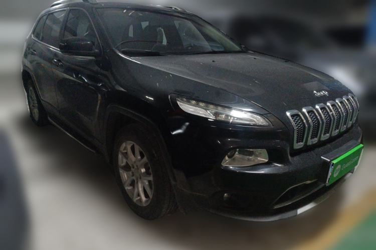 Used Jeep Cherokee 2017 2.0L Superior Edition Front Right 45 Deg