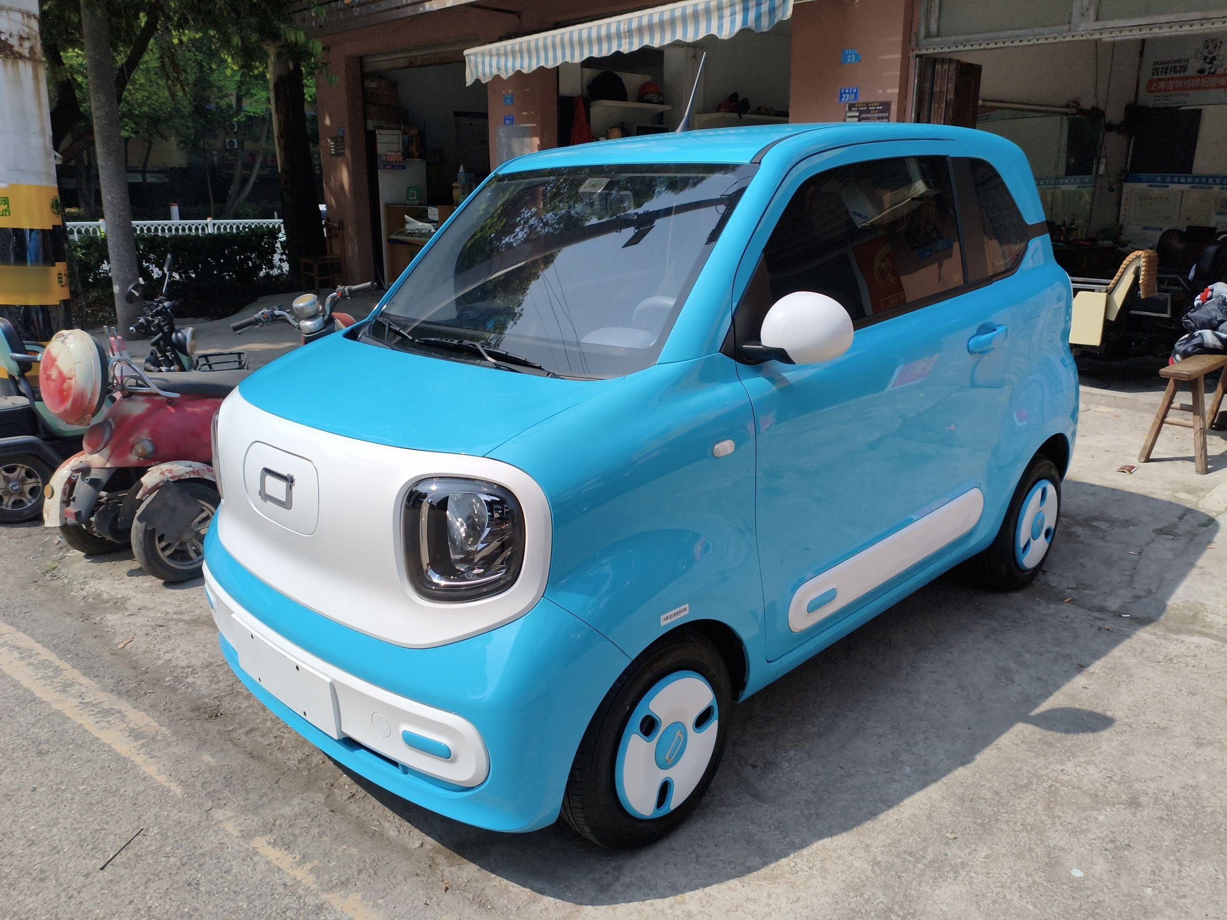 تحت مقدمة السيارة