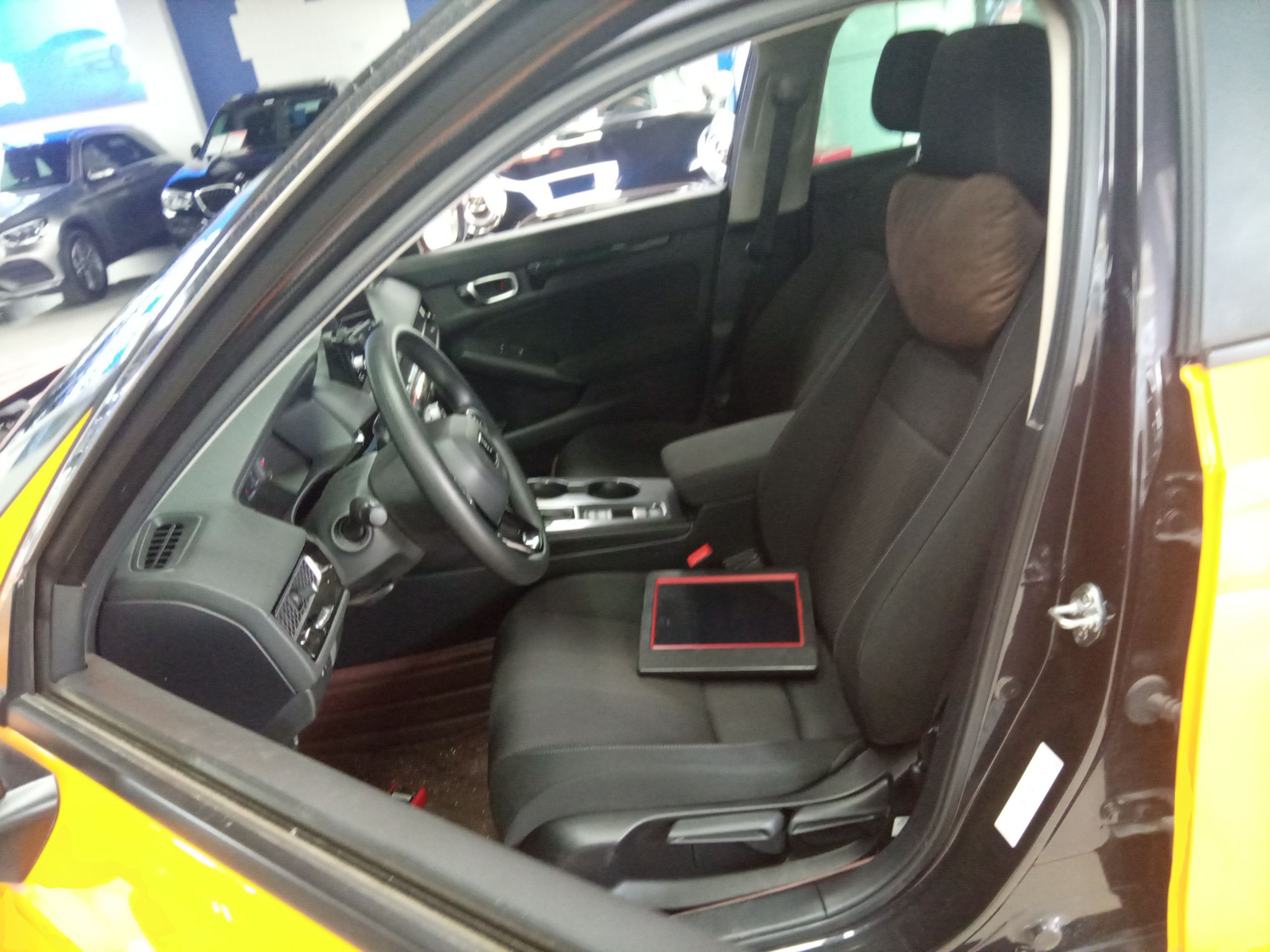 المقاعد الأمامية داخل السيارة