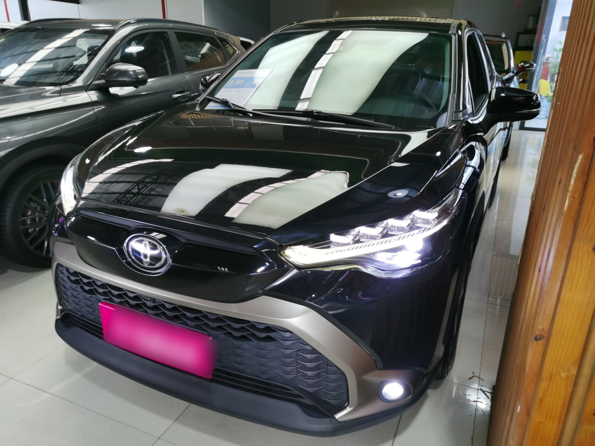 تحت مقدمة السيارة