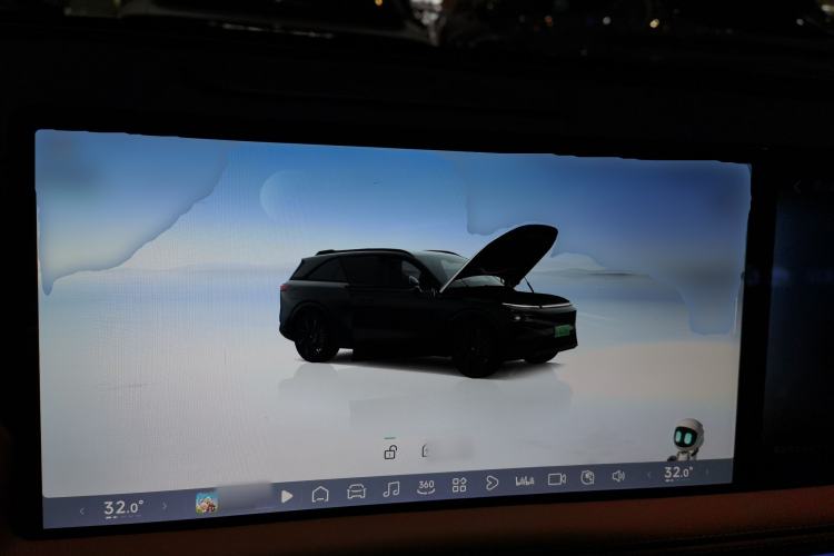 Used XPeng G9 2025 625 Long-Range Max Center Console