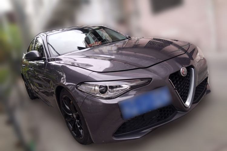 Used Alfa Romeo Giulia 2017 2.0T 200HP Luxury Edition Front Right 45 Deg
