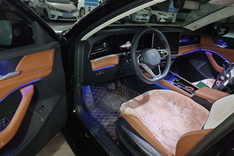 Used Volkswagen Magotan 2024 300TSI DSG Prestige Edition—A Real Eye-Catcher
