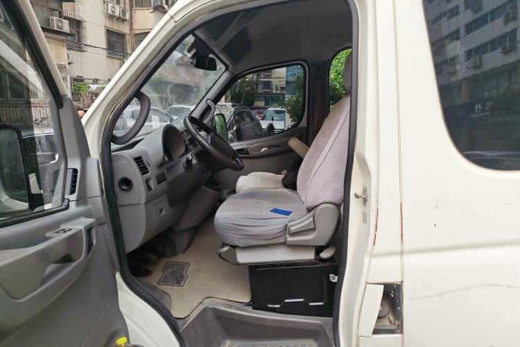 Used Dongfeng Yufeng 2014 2.5T YuliBao Logistics Vehicle Standard Features Include Short Wheelbase with Mid-Roof ZD25