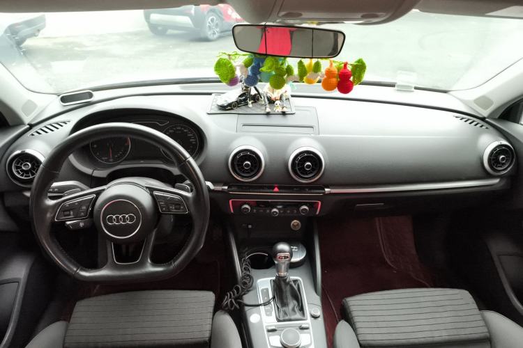 Used Audi A3 2017 Limousine 35 TFSI Sport Edition Center Console