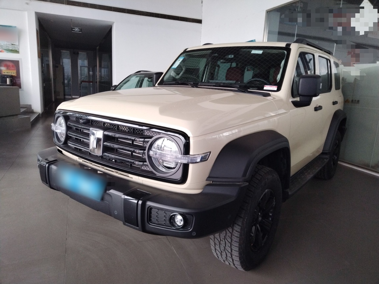 تحت مقدمة السيارة